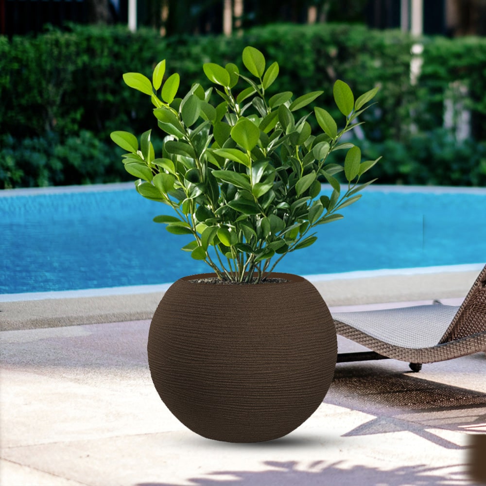 Divina Garden -  Harzvase für Pflanzen im Innen- und Außenbereich, rundes Kugeldesign, D.40x33h, Botticelli Brown