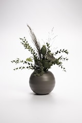 Ein getrockneter Blumenstrauß in einer grauen Vase.