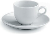Una tazzina da espresso bianca su un piattino.