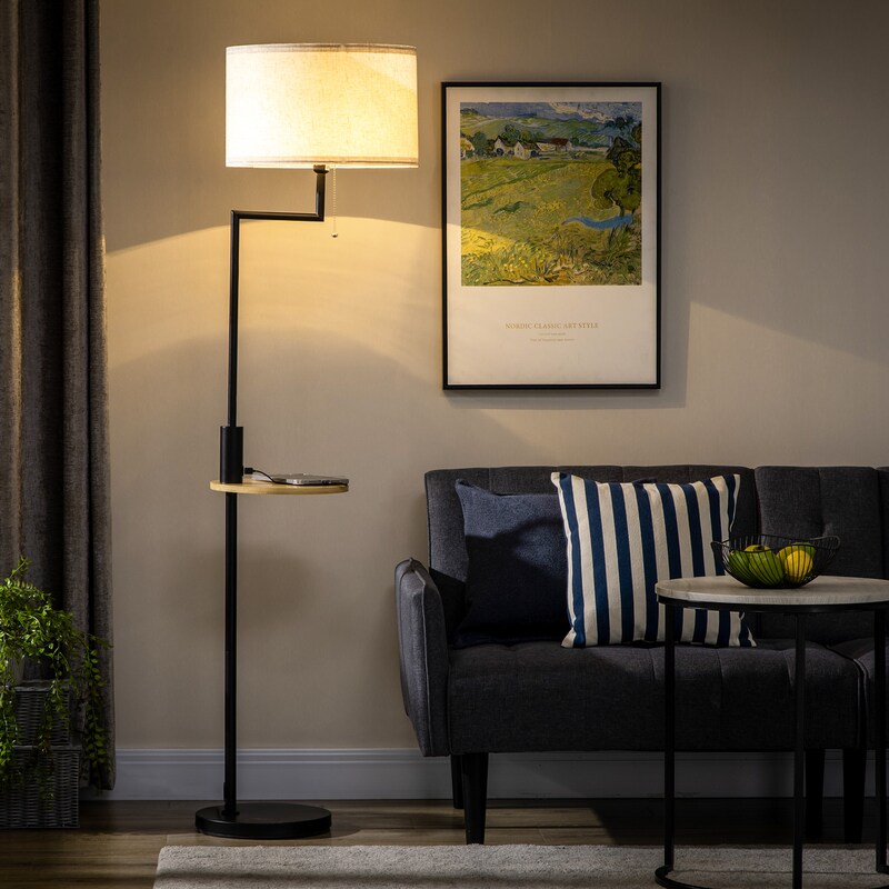 Ein moderner Stehlampen-Ständer mit einem Regal.