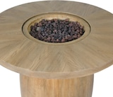 Uma mesa redonda de madeira com uma fogueira no centro.