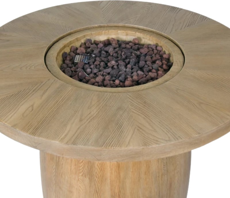 Uma mesa redonda de madeira com uma fogueira no centro.