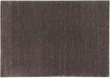 Una alfombra rectangular de color gris oscuro.