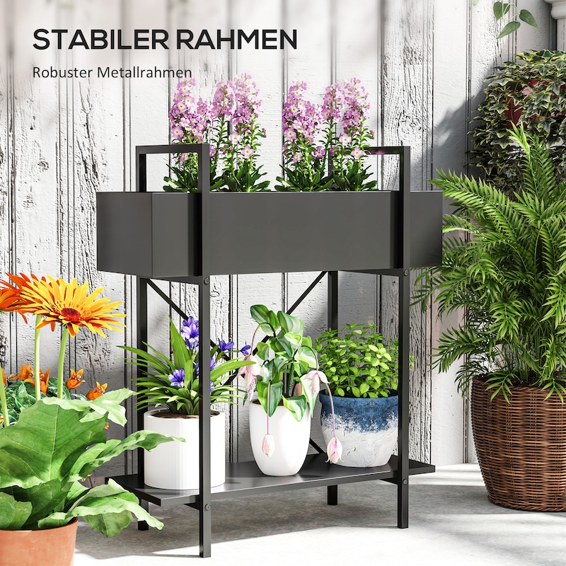 Ein schwarzer Metall-Blumenständer mit zwei Ebenen.