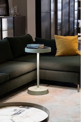 Ein Nachttisch mit integrierter Lampe.