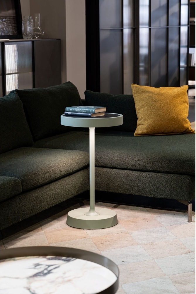 Ein Nachttisch mit integrierter Lampe.