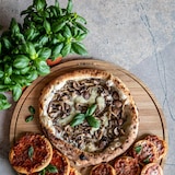 thumbnail of Pizzabrett Friends XXL / Pizza Teller / Eichenholz / ⌀47cm / Pizza Blech Rund mit Praktischer Auffangrinne / Auch zum Frühstück, Mittag- & Abendessen