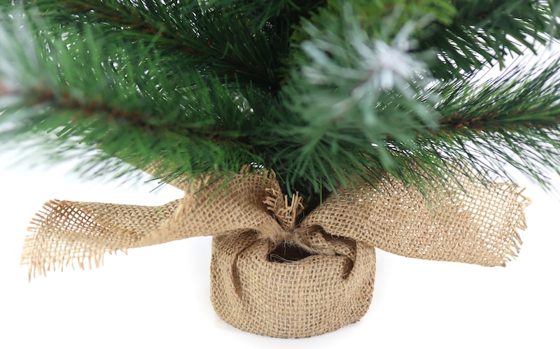 Un piccolo supporto per albero di Natale in juta.