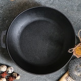 thumbnail of Gietijzeren hapjespan - ø 26 x 6 cm - Gietijzeren pan voor alle warmtebronnen - Metalen handvat - PFAS vrij - Zwart