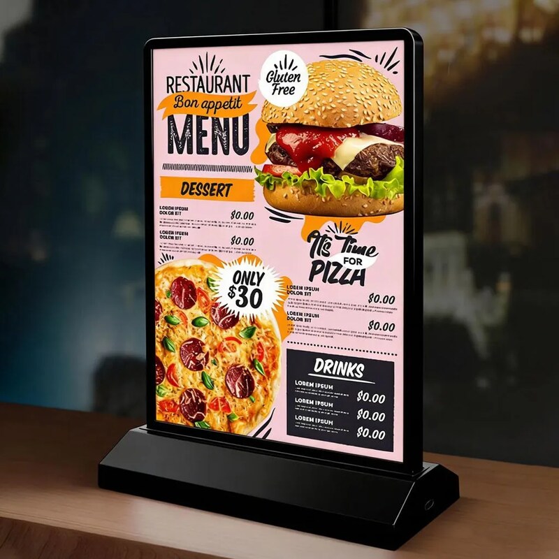 Ein beleuchteter Tischaufsteller mit einem Restaurantmenü.
