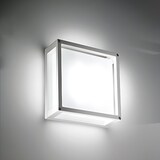 Ein moderner, quadratischer Wandleuchter mit Metallrahmen.