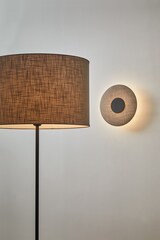 Ein Stehlampe und eine Wandleuchte.