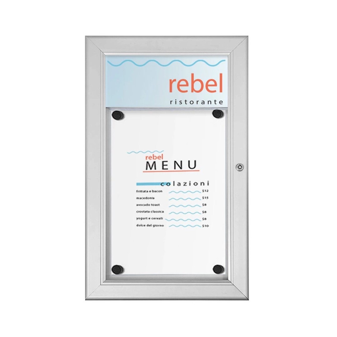 Bacheca magnetica per menu da esterno. Struttura in alluminio e pannellino personalizzabile. Serratura con chiavi in dotazione. Formato A4