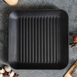 thumbnail of Grelha em ferro fundido com cabo de madeira - 28 x 28 x 4 cm - Panela em ferro fundido para todas as fontes de calor - Sem PFAS - Preto
