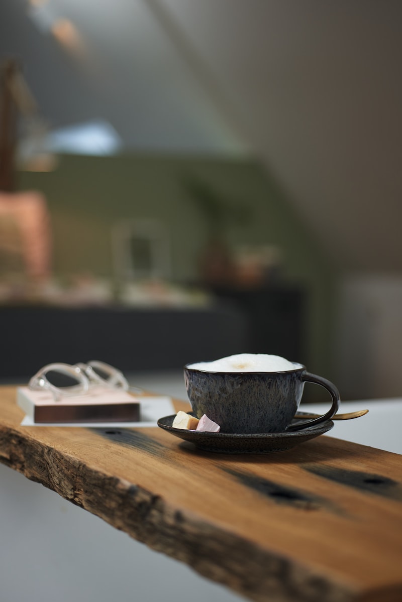 Eine Tasse Kaffee mit Schaum und Zuckerwürfeln.