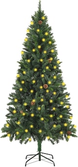 Ein geschmückter Weihnachtsbaum mit Lichtern und Zapfen.