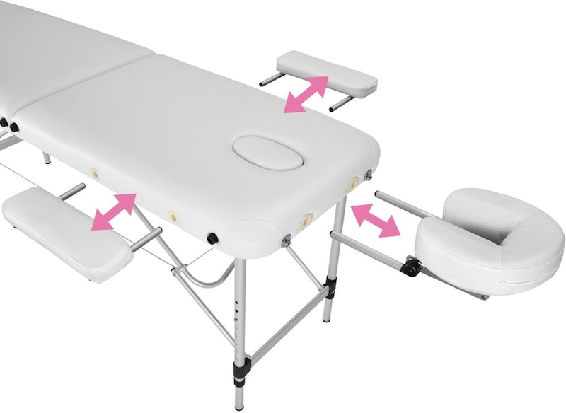 Ein weißer Massagetisch mit Zubehör.