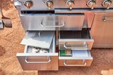 thumbnail of METRO Professional Barbecue a gas 4 bruciatori, ripiani laterali, con ruote, 182 x 66 x 125 cm, acciaio inox, argento