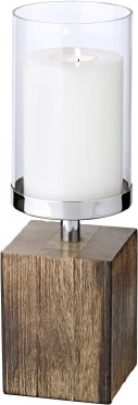 Ein Kerzenhalter mit einem Holzwürfel Sockel.