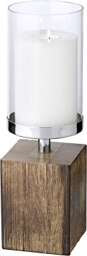 Ein Kerzenhalter mit einem Holzwürfel Sockel.