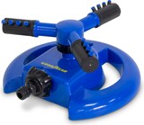 Ein blauer 3-Arm-Kreiselregner mit schwarzem Anschluss.